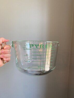RARE GLASS Vintage PYREX 8 CUP/2 LITERS Measuring Cup GREEN Letters USA NO. 564